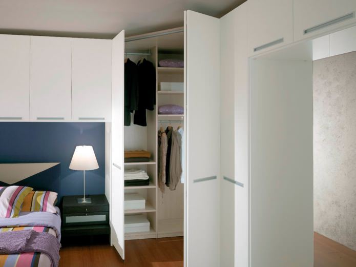 guarda-roupa de canto triangular no quarto