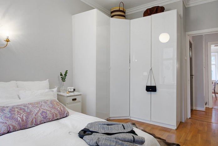 guarda-roupa de canto do armário no quarto