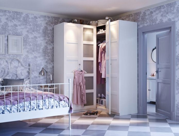 portas de vaivém para guarda-roupa de canto no quarto