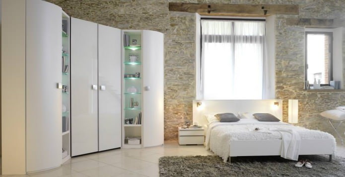Foto de guarda-roupas de canto no quarto