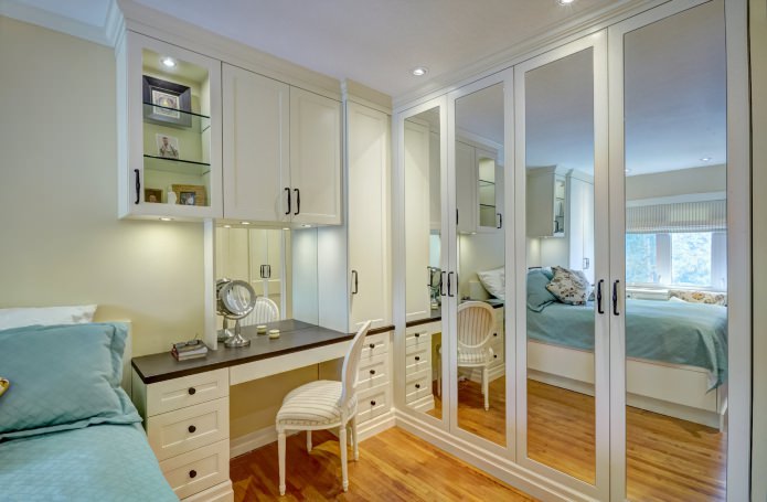 Design de um guarda-roupa de canto espelhado no quarto