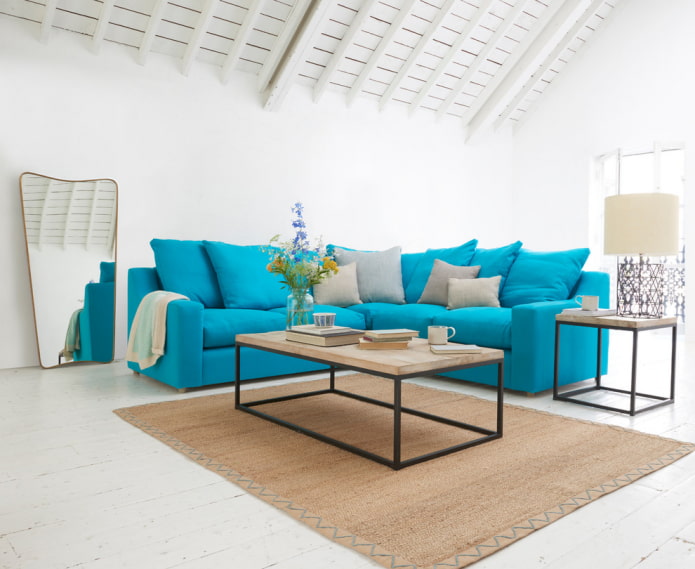 sofá azul em estilo ecológico
