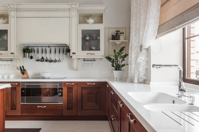 área de lavagem no interior de uma cozinha de canto