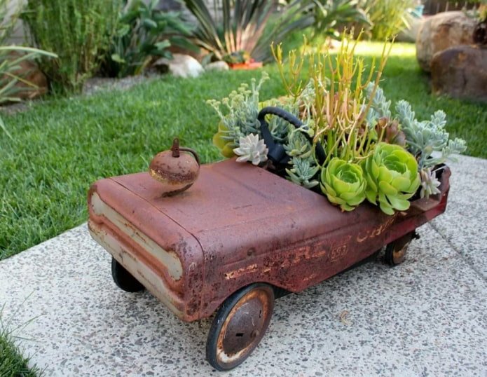 Carrinho de brinquedo no jardim