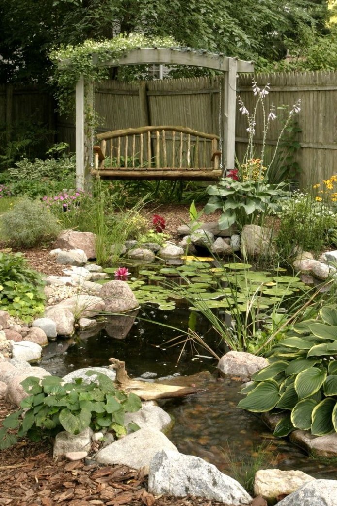 Jardim aconchegante com lago