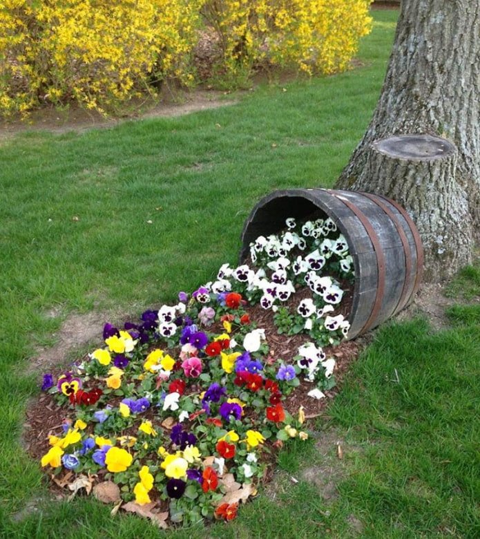 Canteiro de flores em barril