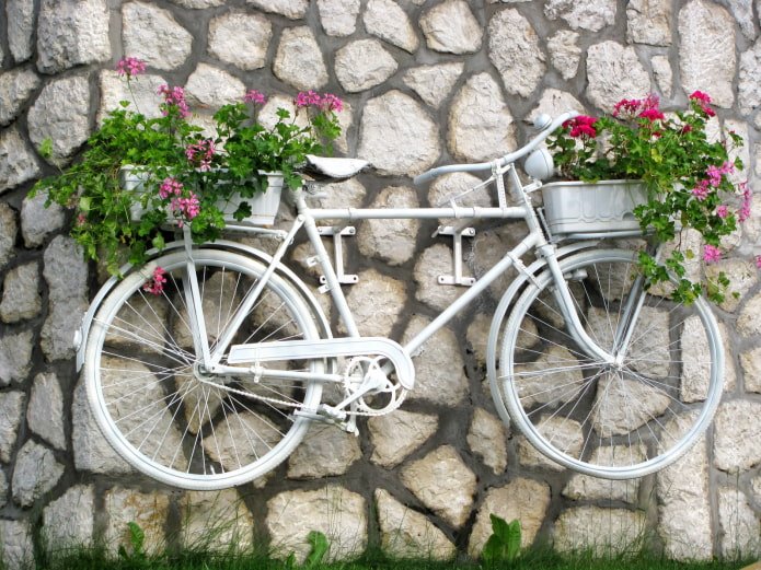 Bicicleta-vaso de flores na parede