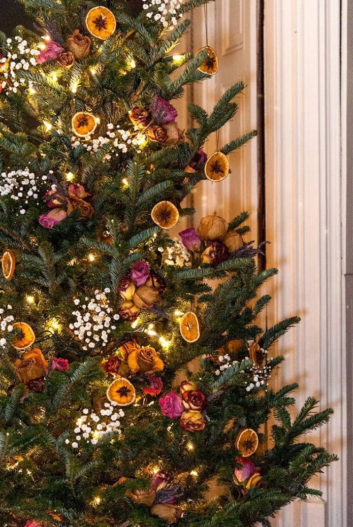 Árvore de Natal com flores secas