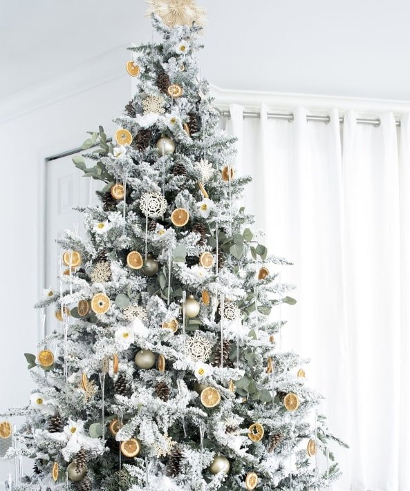 Árvore de Natal em estilo ecológico na neve