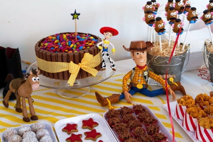Mesa posta em homenagem a um aniversário