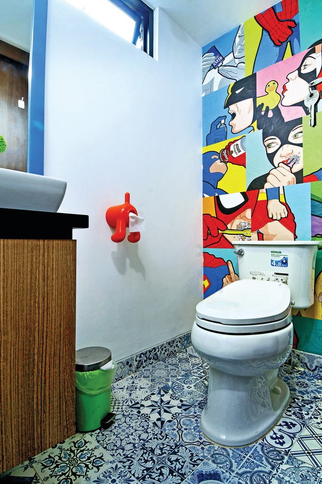 Quadrinhos acima da cisterna do vaso sanitário