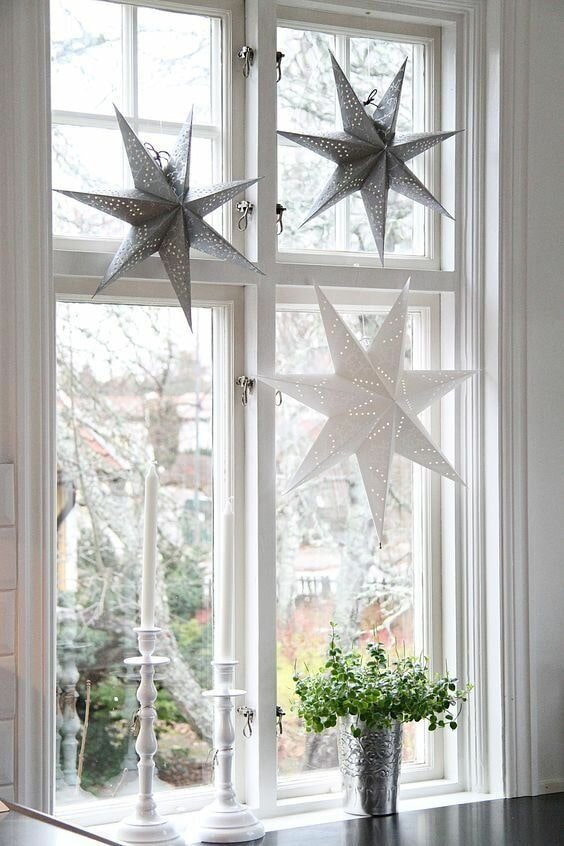 Decoração de janela com estrelas
