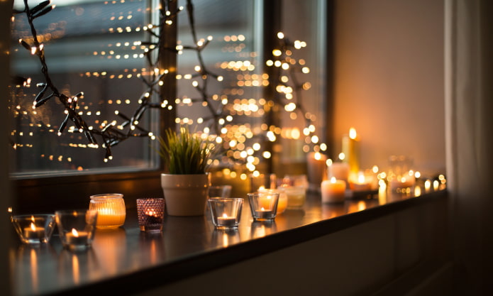 Peitoril da janela com velas