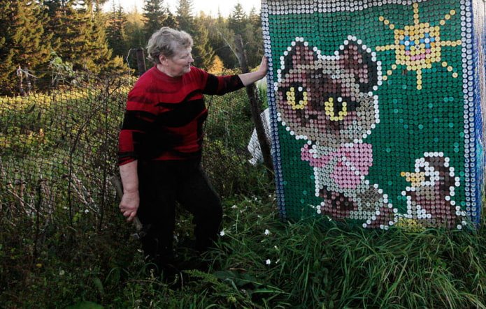 imagem de tampinhas de garrafa em uma cerca de arame