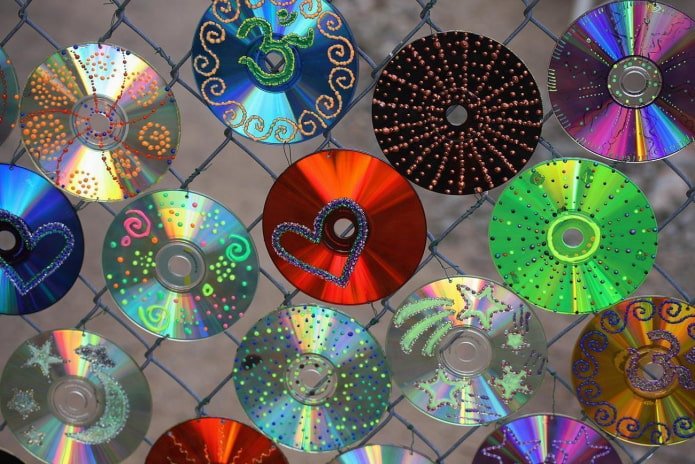 discos compactos em uma cerca de arame