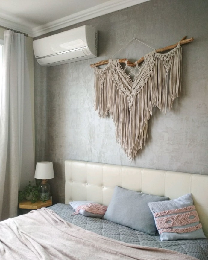 painel de cordas acima da cama
