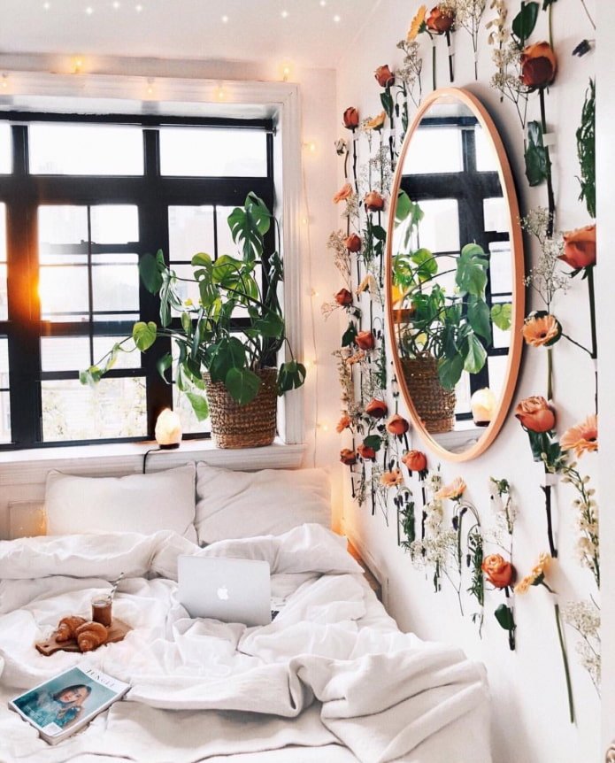 flores artificiais no quarto
