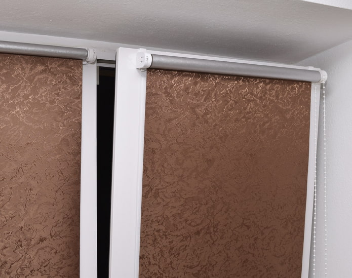 persianas de rolo em uma janela de plástico