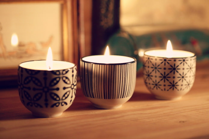 Velas em castiçais de cerâmica