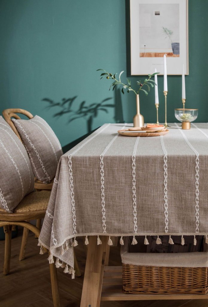 Toalha de mesa sobre uma mesa de cozinha