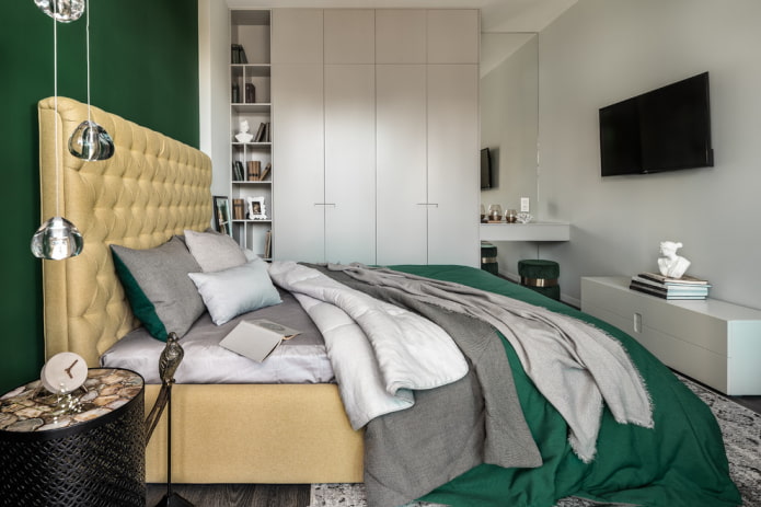 Um guarda-roupa embutido no quarto