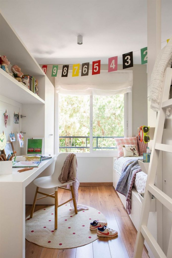 quarto infantil estreito na cor branca