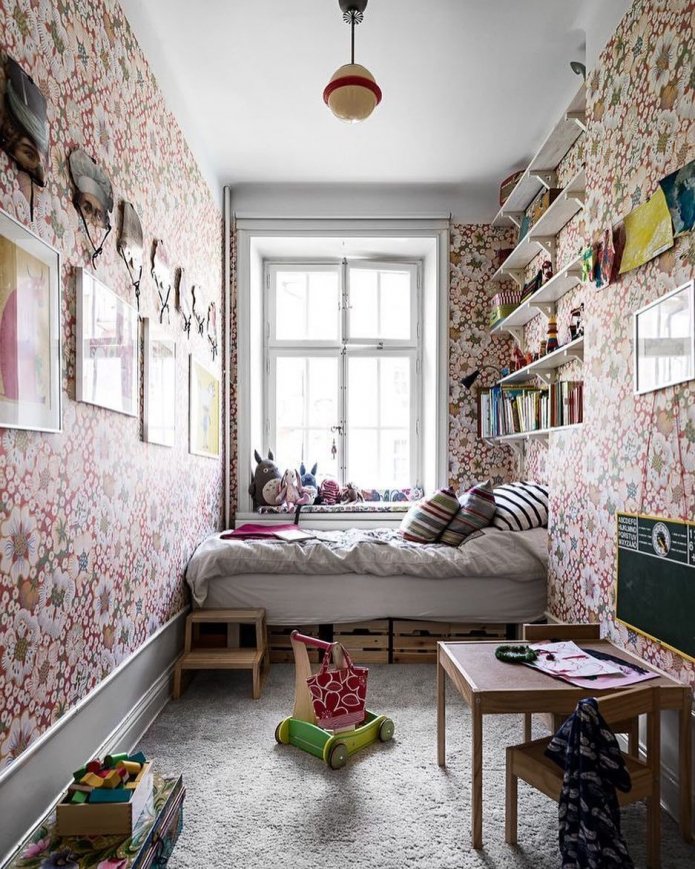 cama do outro lado do quarto