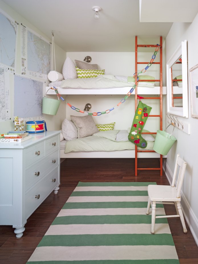 uma cama do outro lado do quarto em um quarto de criança