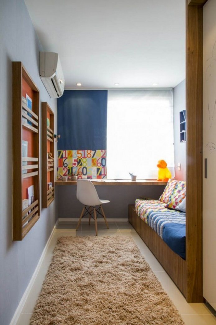 mesa no peitoril da janela no quarto infantil
