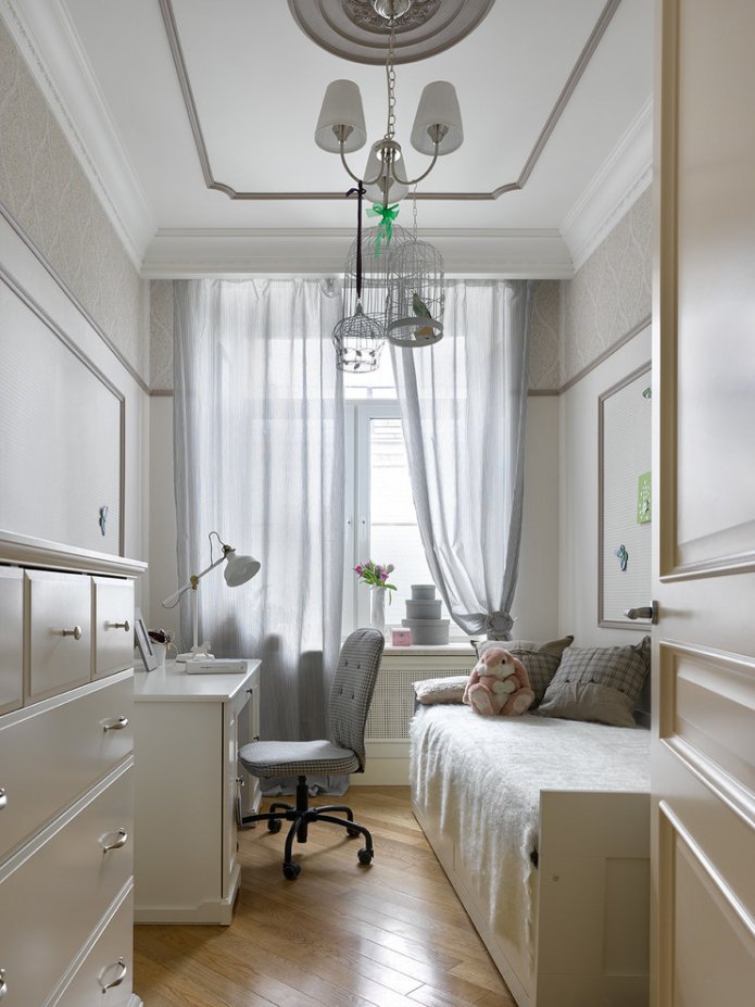 cortinas em um quarto infantil estreito