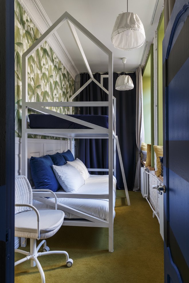 cortinas escuras em um quarto de bebê estreito