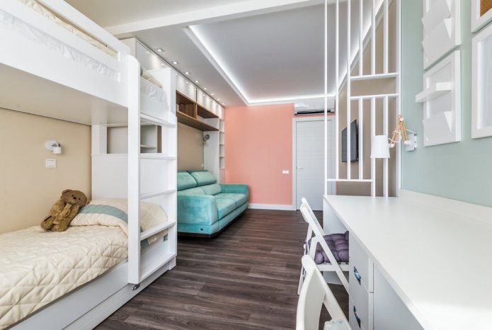 quarto infantil estreito com um sofá e duas camas