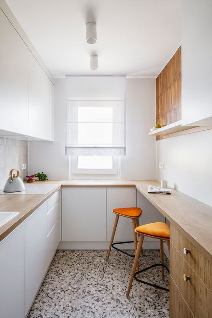 cortinas em uma cozinha estreita