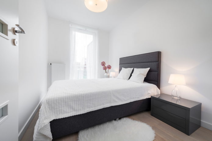 têxteis e decoração no quarto em tons de branco