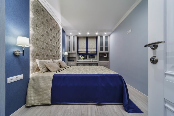 cortinas e decoração no quarto em um Khrushchevka