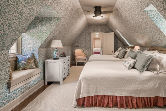 arranjo de móveis em um quarto estreito