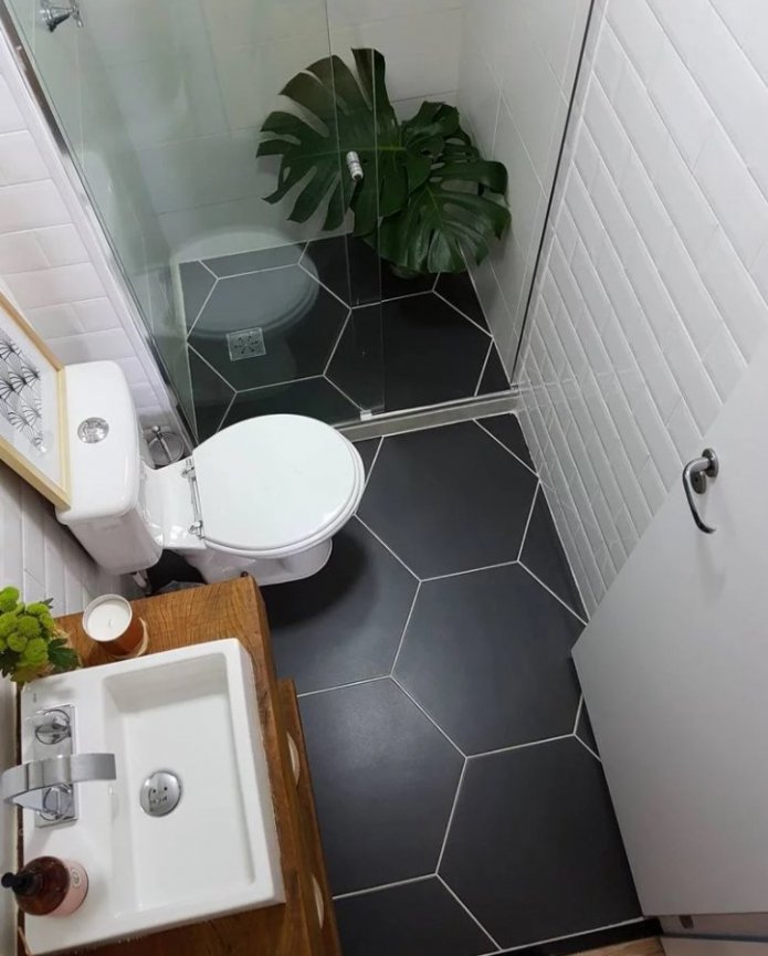 piso preto no banheiro