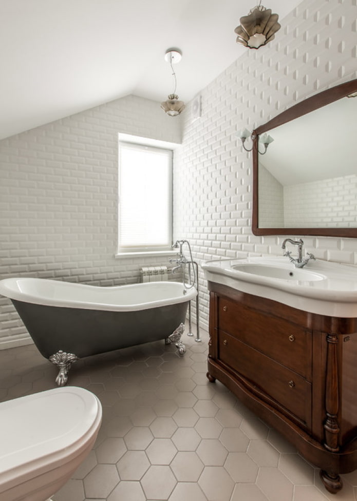 azulejos brancos no banheiro