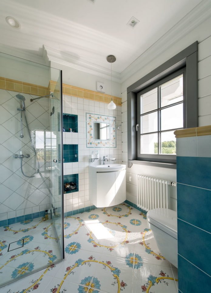 azulejos brilhantes no banheiro