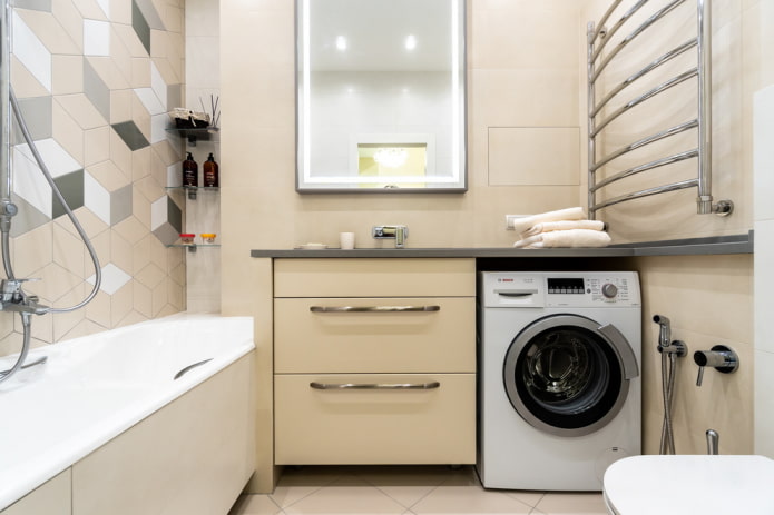 máquina de lavar no banheiro de um apartamento Khrushchev