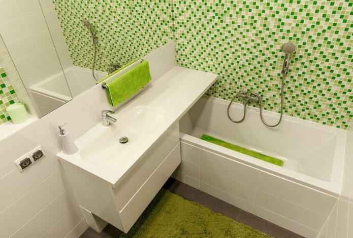 interior branco e verde de um banheiro pequeno