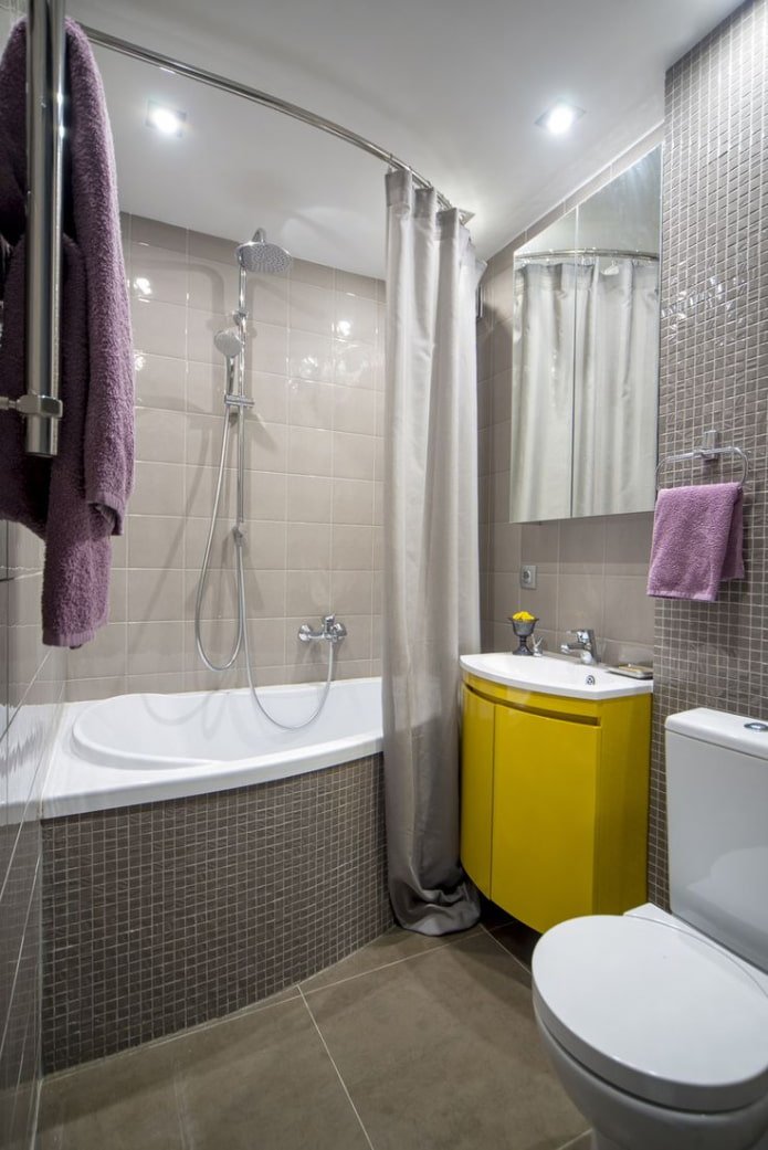 decoração de teto no banheiro de um apartamento em Khrushchev