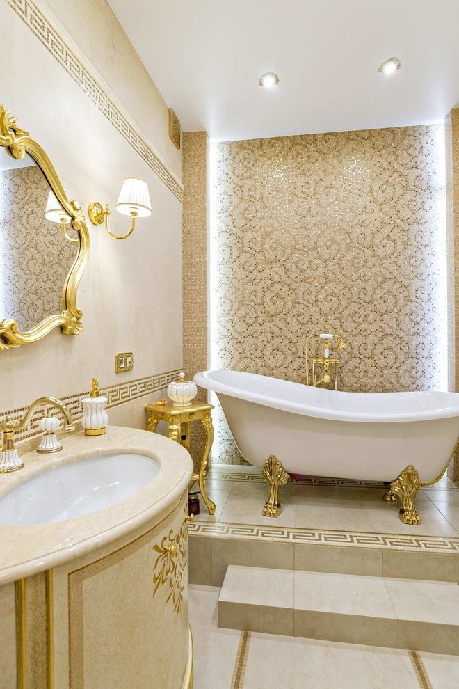 banheiro com decoração dourada