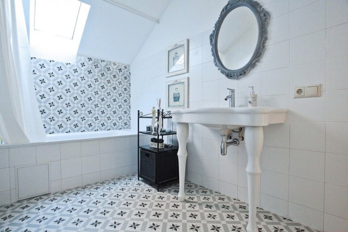interior de banheiro cinza claro com azulejos estampados