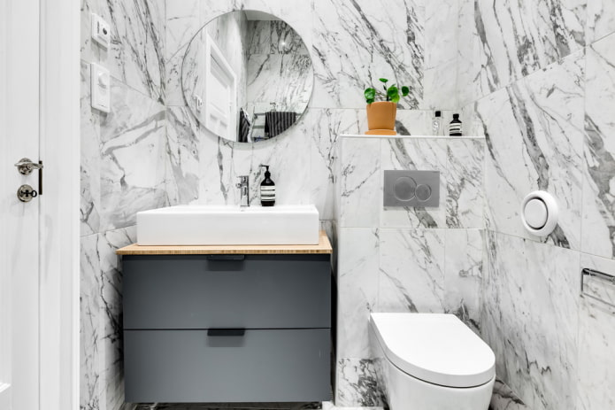 Banheiro de mármore em estilo escandinavo