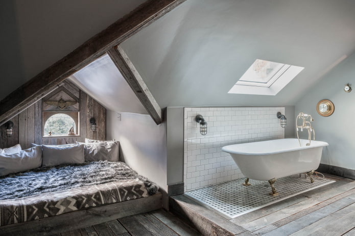 Quarto pequeno com banheiro no sótão