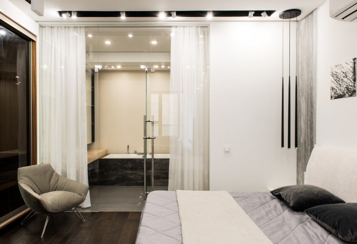 banheiro-quarto com divisória de vidro e cortina