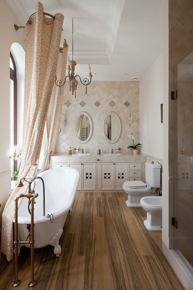 Banheiro com parede de azulejos