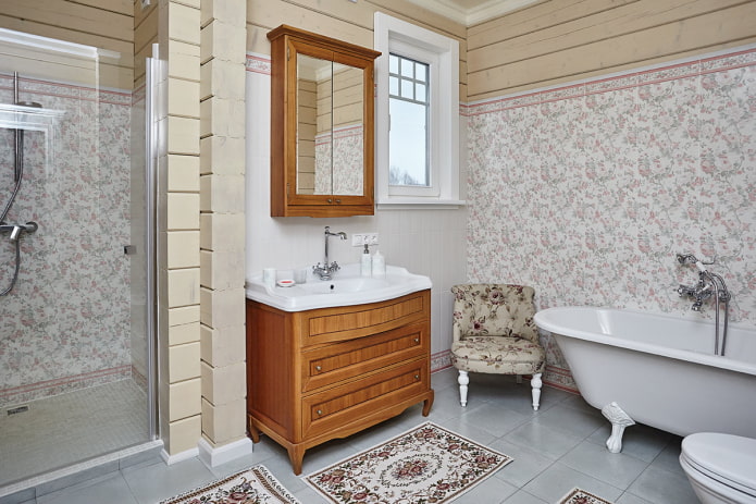 Banheiro em estilo provençal em uma casa particular