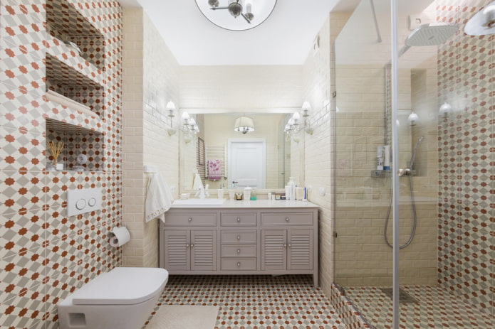Banheiro com chuveiro em estilo provençal